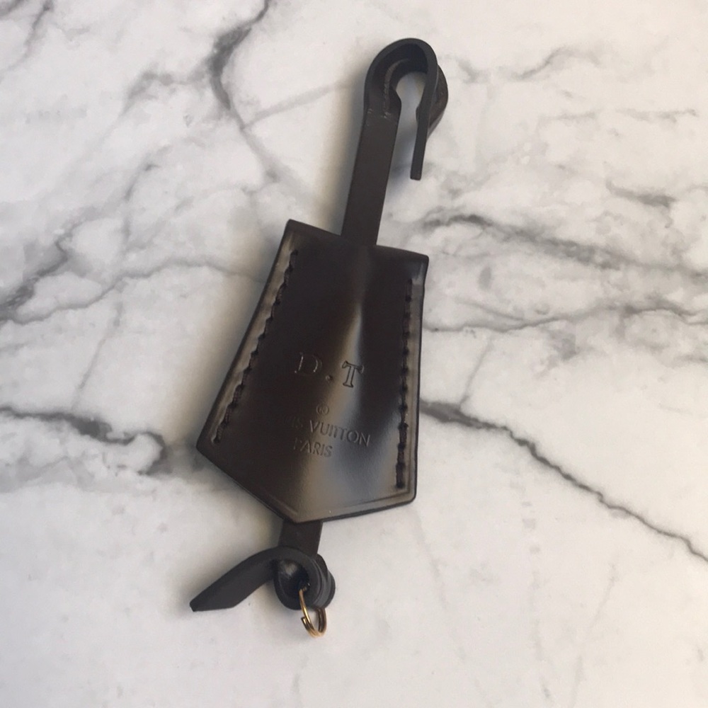 💯Authentic LV tag w/ initial DT